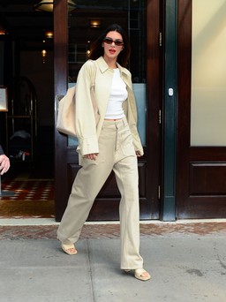 Kendall Jenner mặc quần ống loe đơn giản nhưng đẹp bất ngờ
