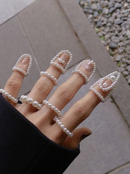 Ngọc trai là điểm nhấn “hút mắt” trên những mẫu nail điệu đà của phái đẹp