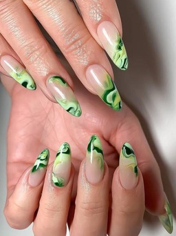 Nail vân đá là công thức làm móng của những quý cô cổ điển ưa phá cách