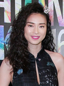 Ngô Thanh Vân mặc style lạ dự Vietnam International Fashion Week 2016