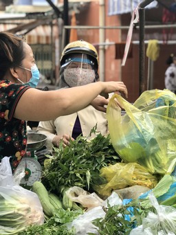 Sáng 1.10 : Người dân hạnh phúc đi chợ, rau- thịt- hải sản giá giảm mạnh