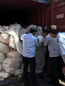 Hải quan TP.HCM 'lật tẩy' 3 container hàng Trung Quốc giả xuất xứ Việt Nam