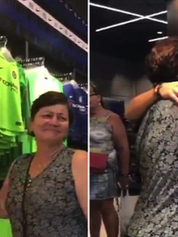 Mẹ của Jorginho khóc khi thấy áo thi đấu Chelsea
