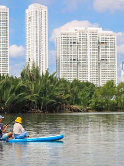 Chèo thuyền SUP lướt sông Sài Gòn cực 'chill' ngắm những tòa cao tầng thành phố