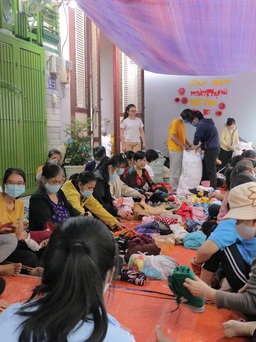 Xóm nhỏ Sài Gòn xuyên đêm lựa quần áo gửi cứu trợ bà con miền Trung