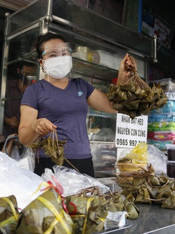 Người Sài Gòn ‘kín mít’ đi chợ mua bánh tro, bánh trôi dịp tết Đoan Ngọ
