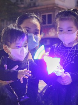 Sau nhiều tháng, người Sài Gòn dắt con trẻ ra phố đi bộ Nguyễn Huệ hưởng cảm giác Halloween