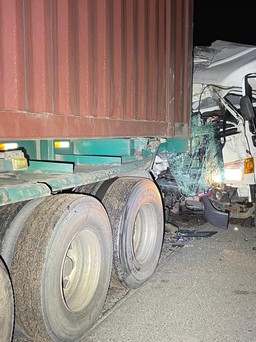 Tai nạn ở Bình Thuận: Xe tải va chạm xe đầu kéo, 2 người tử vong