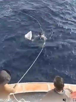 Bình Thuận: Tàu cá bị cháy gần đảo Côn Sơn, 13 ngư dân nhảy xuống biển