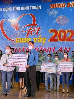 Bình Thuận: Trao quà tết cho 2.000 công nhân nghèo bị ảnh hưởng dịch Covid-19