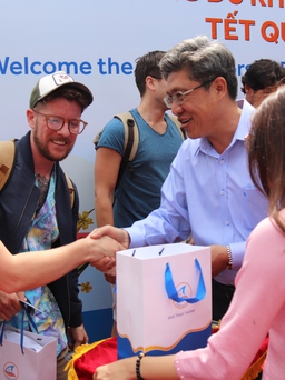 Bình Thuận: Tặng lì xì những du khách quốc tế đầu tiên đến xông đất Mũi Né