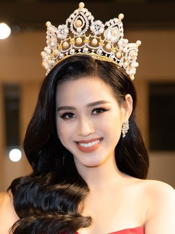 Hoa hậu Đỗ Thị Hà khoe dáng gợi cảm tại Quy Nhơn