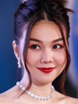 Siêu mẫu Thanh Hằng khoe vai trần quyến rũ