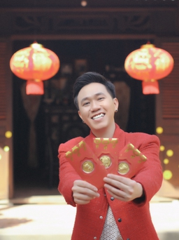 Anh Đức phơi phới đón năm mới