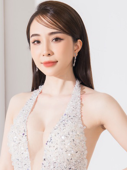 Quỳnh Nga diện váy cắt xẻ táo bạo