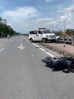 Thái Bình: Xe cứu thương chưa được cấp phép va chạm xe đạp điện khiến 2 nữ sinh bị thương