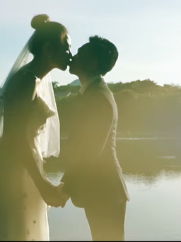 Cường Đô La hạnh phúc 'khóa môi' Đàm Thu Trang trong video cưới