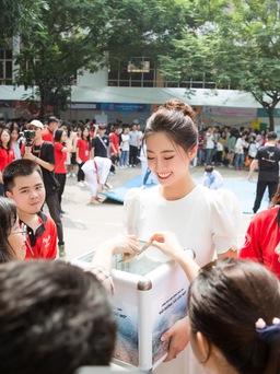 Hoa hậu Lương Thùy Linh ôm thùng tiền kêu gọi ủng hộ dự án làm đường