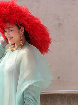 Hoa hậu Tuyết Nga gây choáng khi diện áo dài xuyên thấu đến Seoul