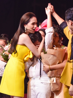 Học trò Hương Giang bật khóc khi Nguyên Khang đọc nhầm tên quán quân 'The Voice Kids'