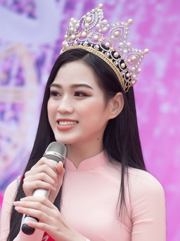 Hoa hậu Đỗ Thị Hà diện áo dài, xúc động ngày trở lại trường cũ