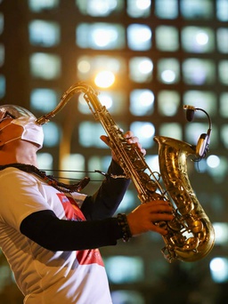 Nghệ sĩ saxophone Trần Mạnh Tuấn vừa qua khỏi cơn nguy kịch do đột quỵ