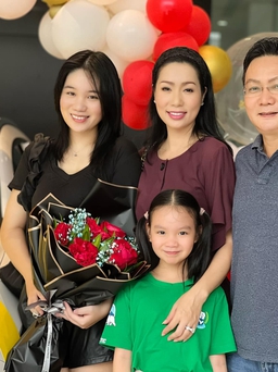 Vợ chồng Trịnh Kim Chi tặng 'xế hộp' cho con gái