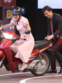 Thảo Vân chạy xe máy trên sân khấu 'Ký ức vui vẻ'