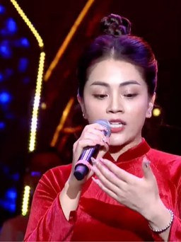 Nữ ca sĩ gây bức xúc vì hát chênh phô, quên lời trên sóng truyền hình