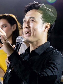MC Thiên Vũ hỗ trợ thí sinh 'Miss Grand Vietnam' phần hô tên đêm chung kết