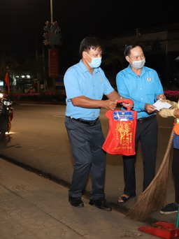 Công nhân vệ sinh đón giao thừa bên những xe rác: 'Vất vả nhưng tôi tự hào'