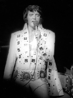Trang phục biểu diễn của huyền thoại Elvis Presley bán đấu giá hơn 1 triệu USD