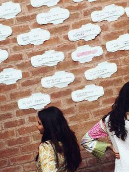 Sinh viên Pakistan phủ băng vệ sinh lên tường trường học