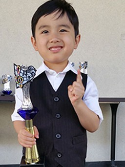 Thần đồng piano 5 tuổi gốc Việt đoạt cúp Quận Cam