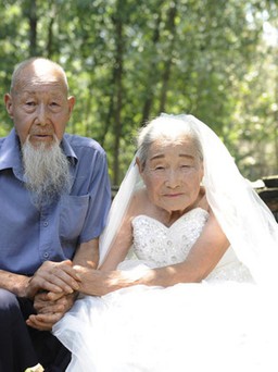 Cụ bà 103 tuổi xúng xính trong áo cô dâu nhân kỷ niệm 80 năm ngày cưới