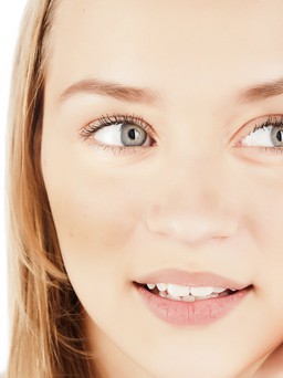 4 điều không được làm khi loại bỏ phấn vùng mắt