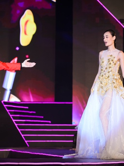 Lê Thúy kiêu sa trong bộ váy dạ hội trắng làm từ 40 m vải