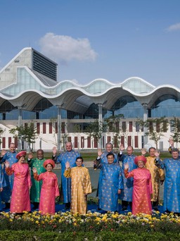 Trang phục cho nguyên thủ dự APEC thiếu nét Việt