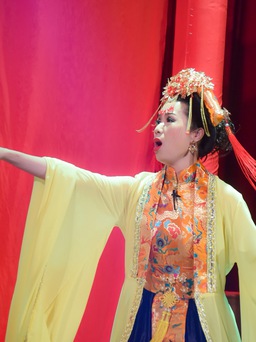 Trịnh Kim Chi 'trốn' chồng con để bám trụ sân khấu suốt dịp lễ