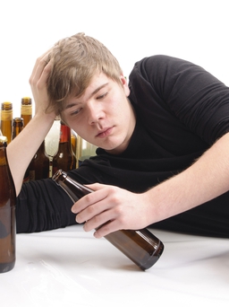 Nói dối có liên quan đến thói quen uống rượu ở tuổi teen