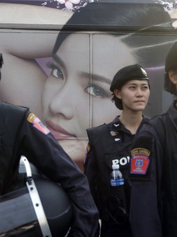 Thái Lan cấm cảnh sát đeo kính đen