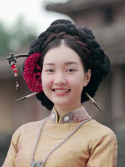 'Nàng thơ xứ Huế' mặc Hanbok, búi tóc vòng như người Hàn?