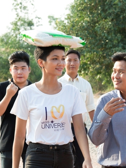 Hoa hậu H'Hen Niê đội bao gạo trên đầu đi làm từ thiện