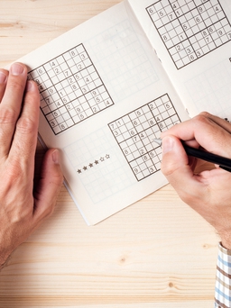 Chơi ô chữ, ô số sudoku giúp 'trẻ hóa' não bộ