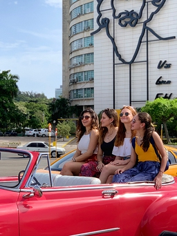 Những mảng màu rực rỡ ở Havana 'đốn tim' du khách tới Cuba