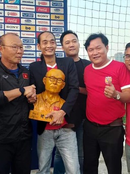Tạc tượng HLV Park Hang-seo như đúc, chúc tuyển Việt Nam vào World Cup