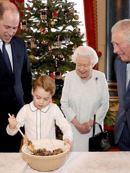 Hoàng gia Anh tự tay làm bánh Giáng sinh