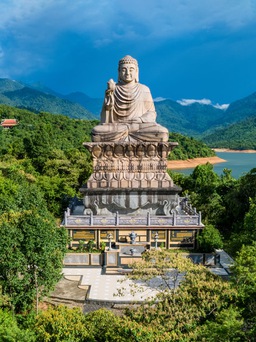 Du lịch thiền: Tết về Huế thăm Thiền viện Trúc Lâm Bạch mã