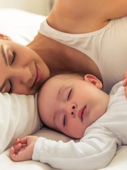 Mẹ ngủ chung với trẻ mới sinh: Lợi và hại thế nào?