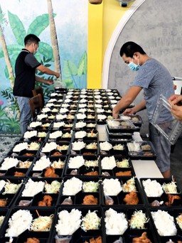 Bếp ăn tiếp sức cho nhân viên y tế chống dịch tại Nha Trang